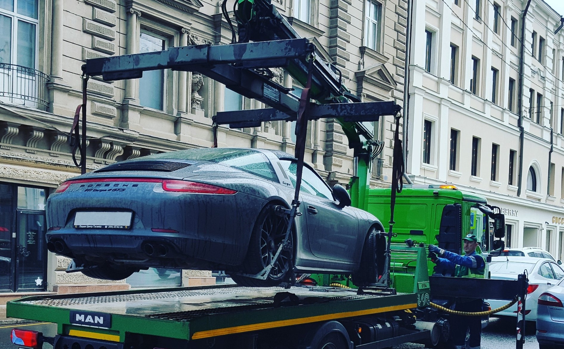 Auf dem Gehweg geparkte Fahrzeuge können abgeschleppt werden