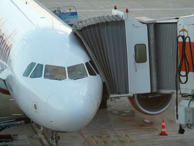 Sturz in Flugastbrücke – Airlines haften für Schäden