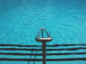 Warnung vor Rutschgefahr im Nassbereich eines Schwimmbades ist nicht erforderlich