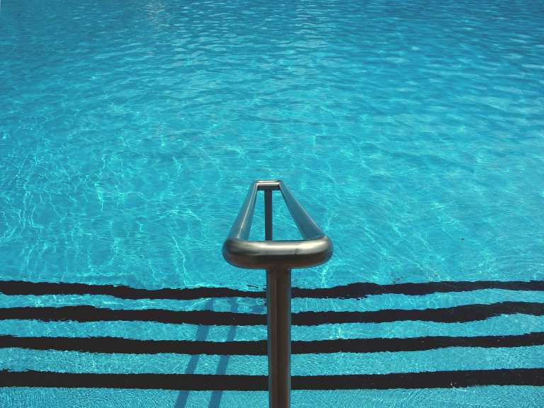 Warnung vor Rutschgefahr im Nassbereich eines Schwimmbades ist nicht erforderlich