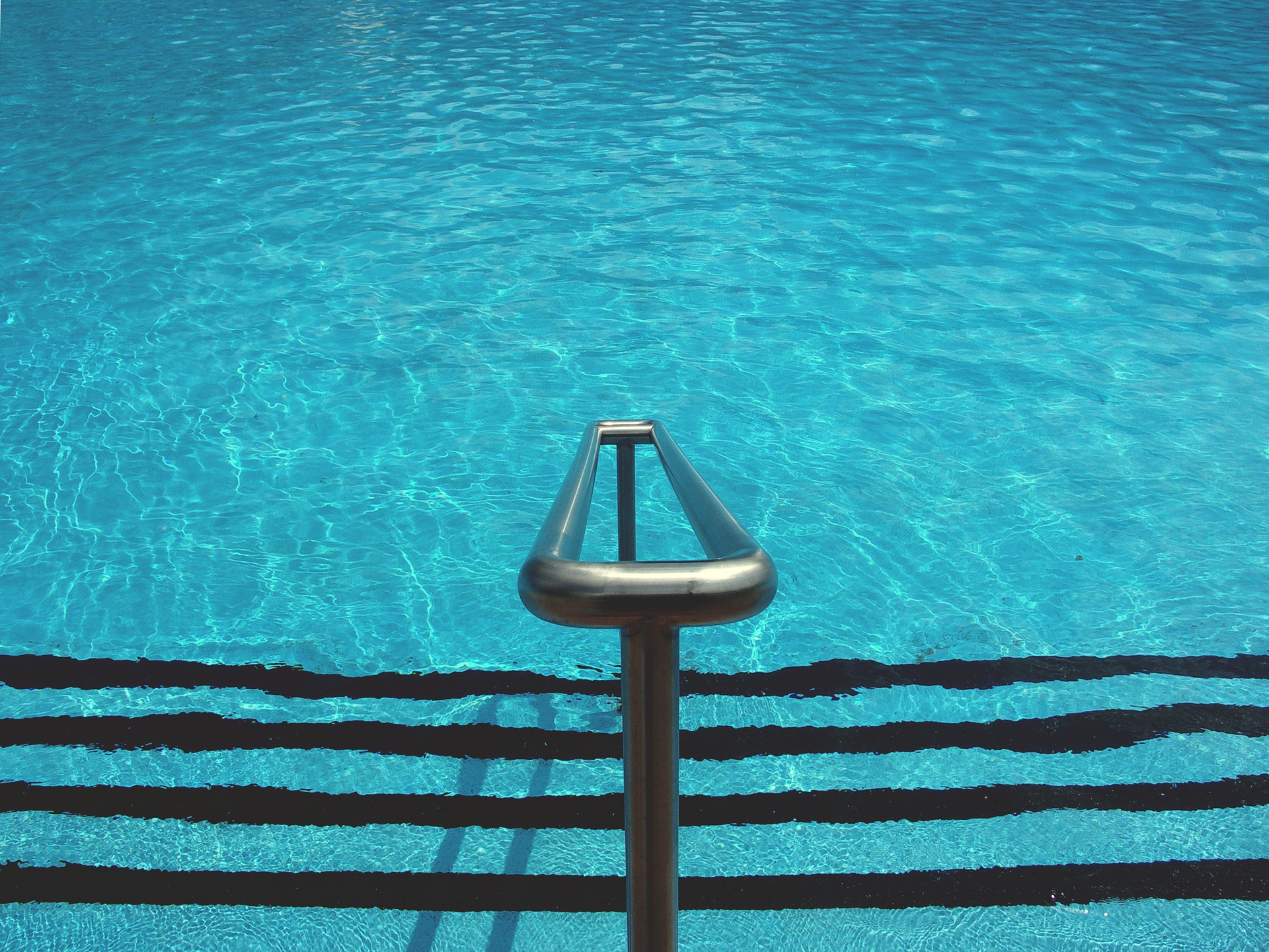 Warnung vor Rutschgefahr im Nassbereich eines Schwimmbades ist nicht erforderlich