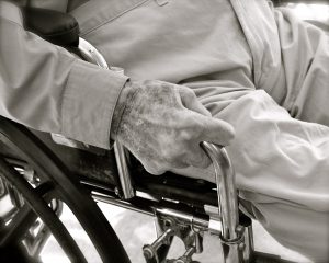 ein alter Mann in einem Rollstuhl