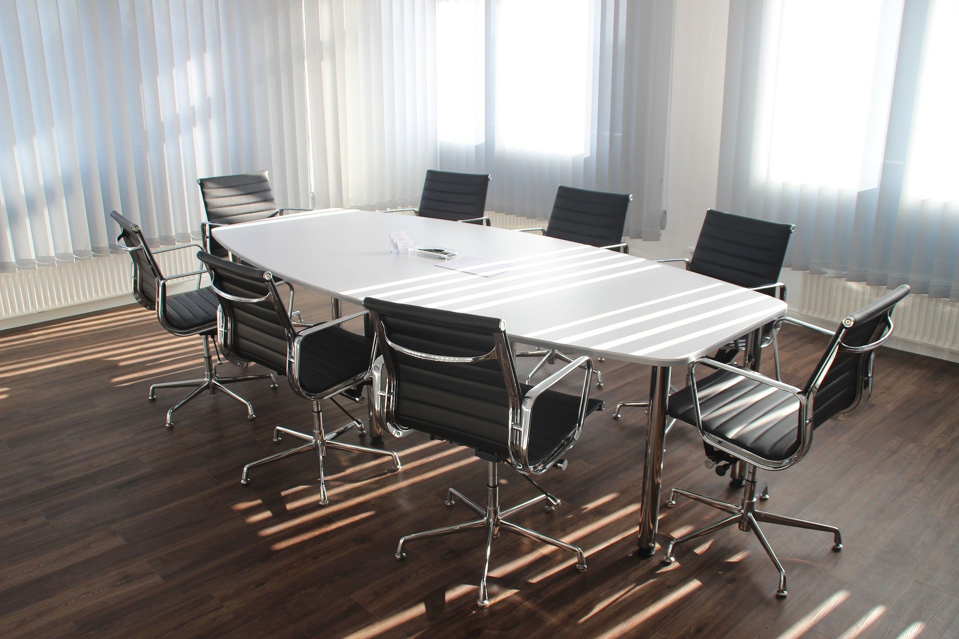 Konferenzraum mit einem Tisch und Stühlen