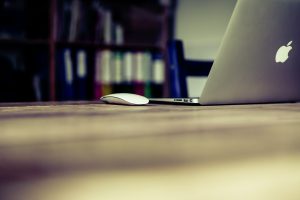 ein Apple-Computer steht auf einem Tisch