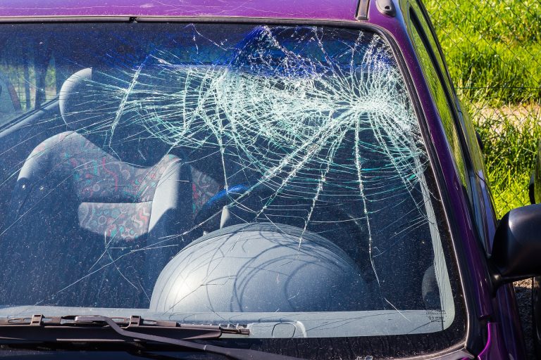 Die Frontscheibe im Auto ist kaputt
