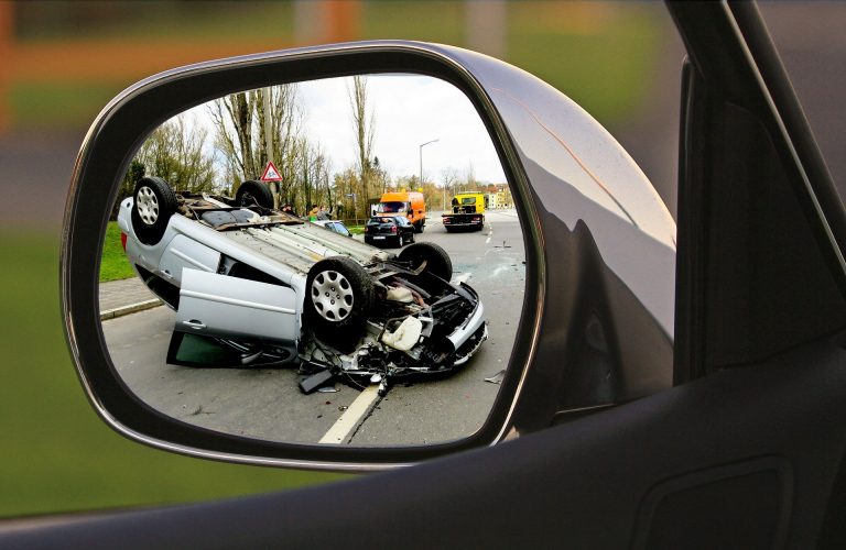 Sehen im Seitenspiegel ein kaputtes Auto