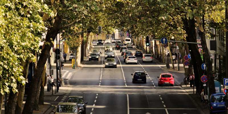 Einschränkung der Bewungsfreiheit Straße mit Autos und Baume