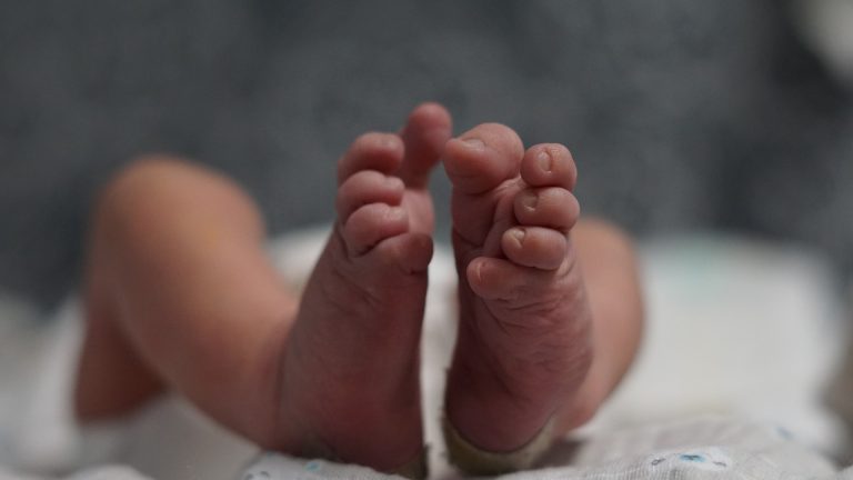 ein Baby Füße