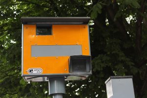 ein Orange Blitzer vor einem Baum stehend