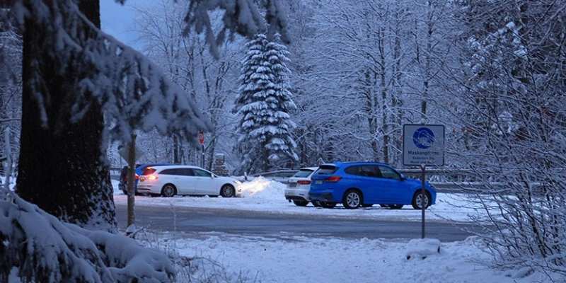 Winterwetter Schnee und Autos