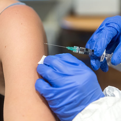 Impfpflicht Eine Person erhält eine Impfung in den Arm