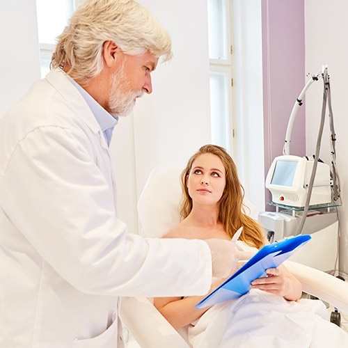 Aufklärungspflicht Facharzt und junge Frau