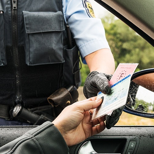 Ein Polizist kontrolliert den Führerschein