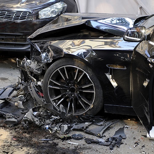 Ein böser Autounfall mit Totalschaden es gibt zwei schwarze Autos aus einem bösen Autounfall, wo einer von ihnen sind ein Totalschaden hat